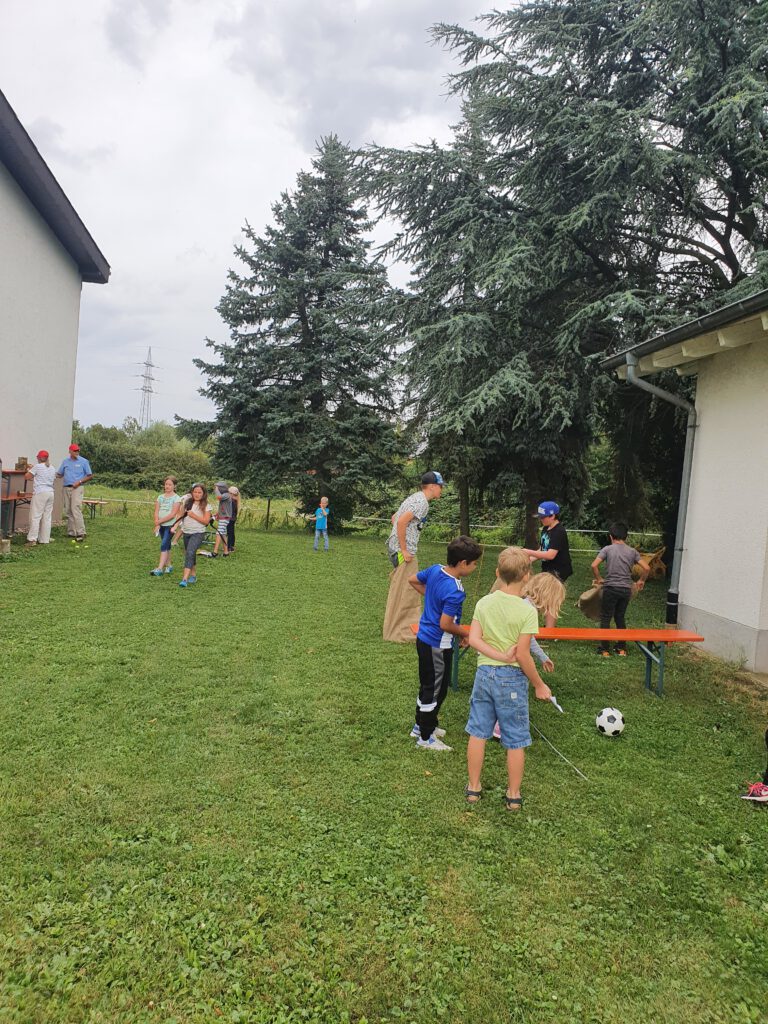 Junge mädchen spielen an sich rum